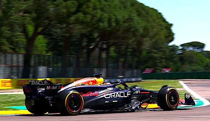 Verstappen soporta el ataque final de Norris en un final inesperado