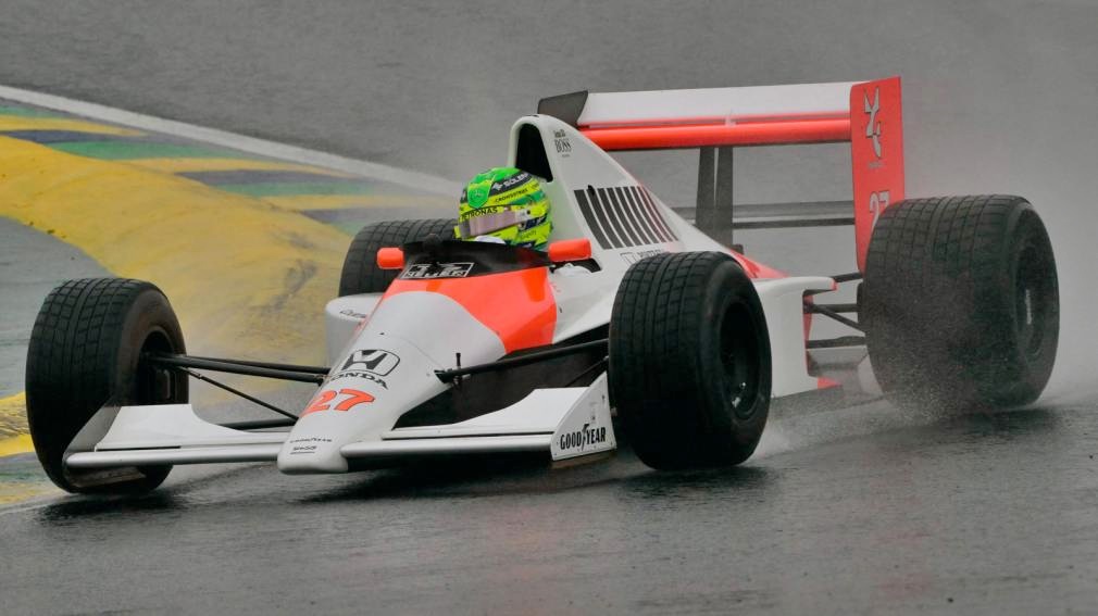 Video: Hamilton rinde homenaje a Senna conduciendo su icónico McLaren de 1990
