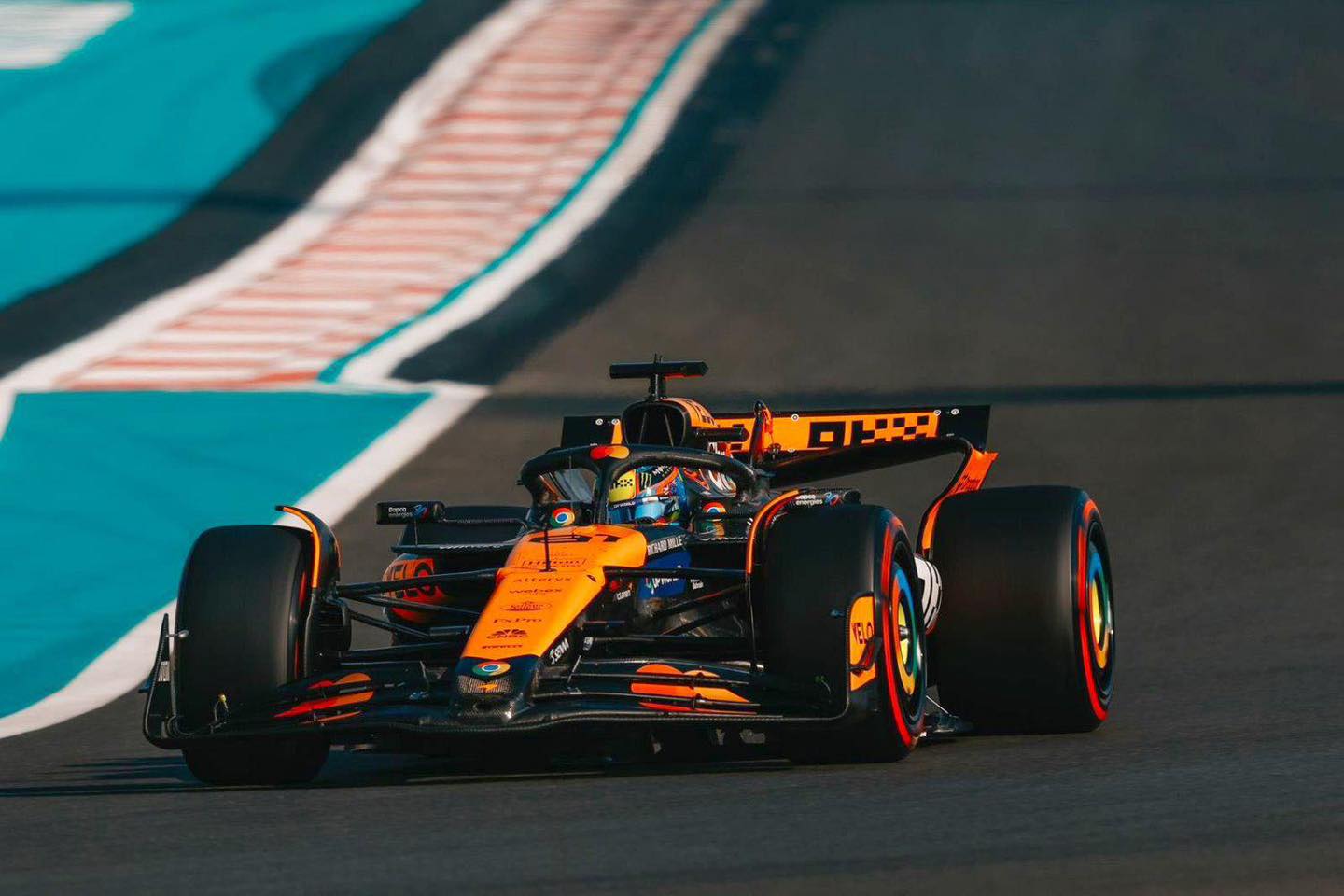 Norris gana, McLaren campeón y Sainz se va como un señor