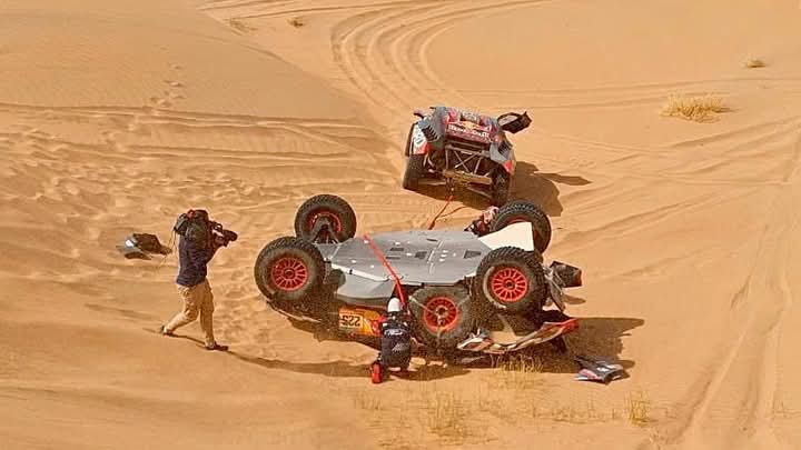 Carlos Sainz sufre un vuelco y su Dakar está en peligro