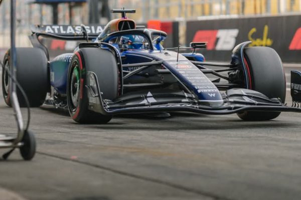 Carlos Sainz sancionado en Japón; esta es la nueva parrilla y Alonso sube Carlos Sainz sancionado en Japón; esta es la nueva parrilla y Alonso sube