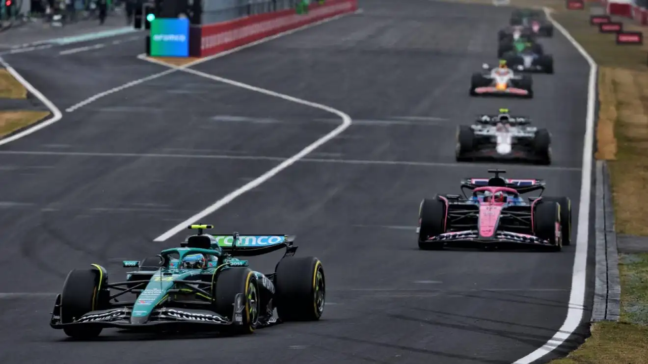 Fernando Alonso nada contento con la velocidad de su Aston Martin