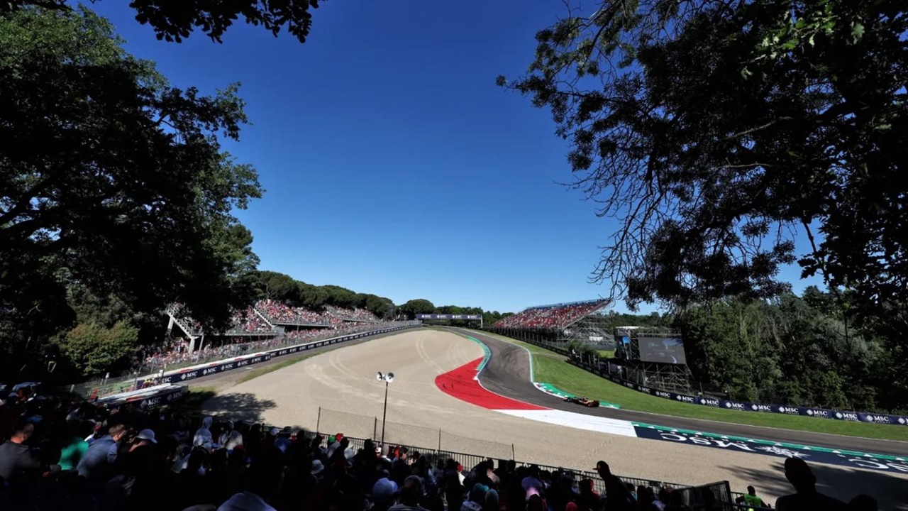 Alonso le dedica un quinto magistral a Fabri y Sainz saldrá sexto en Ímola
