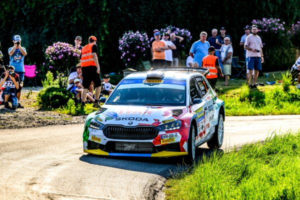 Mabellini supera a Kopecky y es el primer líder del Rally Barum 2025 Mabellini supera a Kopecky y es el primer líder del Rally Barum 2025